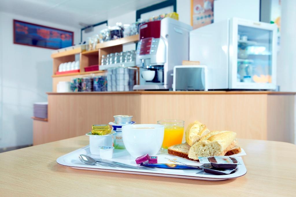 Premiere Classe Эврё Экстерьер фото A typical breakfast