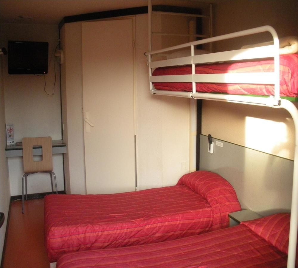 Premiere Classe Эврё Экстерьер фото A typical room at a youth hostel