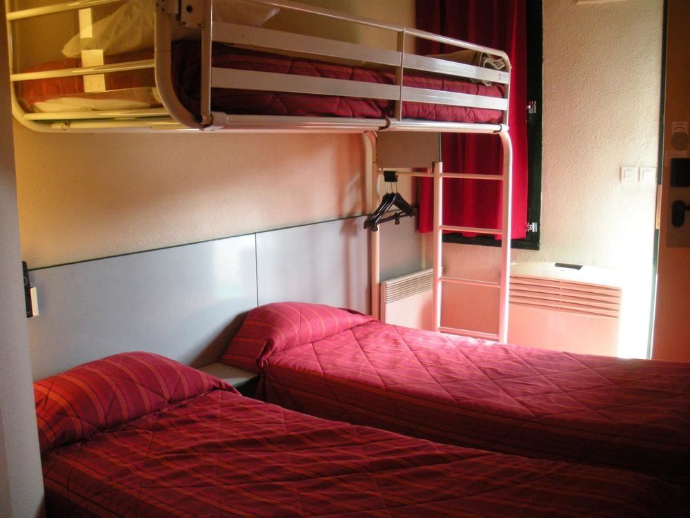 Premiere Classe Эврё Экстерьер фото A typical room at a French Ibis budget hotel