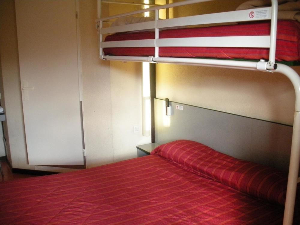 Premiere Classe Эврё Экстерьер фото A typical room at a youth hostel