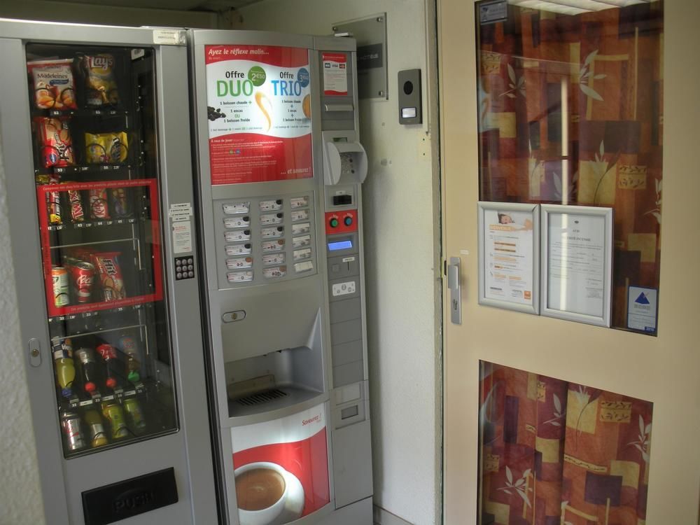 Premiere Classe Эврё Экстерьер фото A vending machine