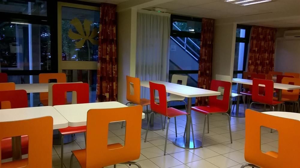 Premiere Classe Эврё Экстерьер фото The interior of a typical McDonald's restaurant