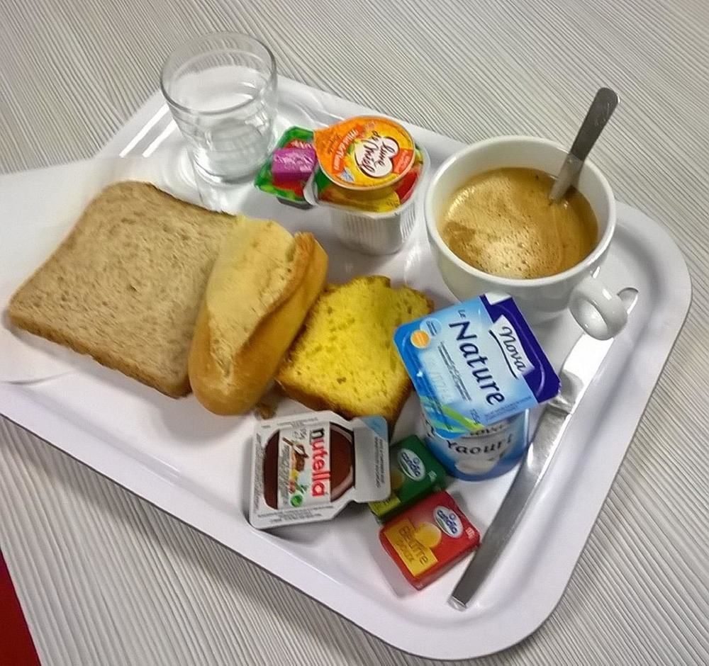 Premiere Classe Эврё Экстерьер фото A typical breakfast in France