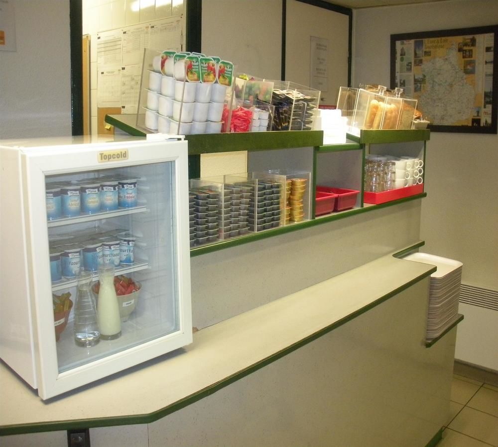 Premiere Classe Эврё Экстерьер фото A counter refrigerator