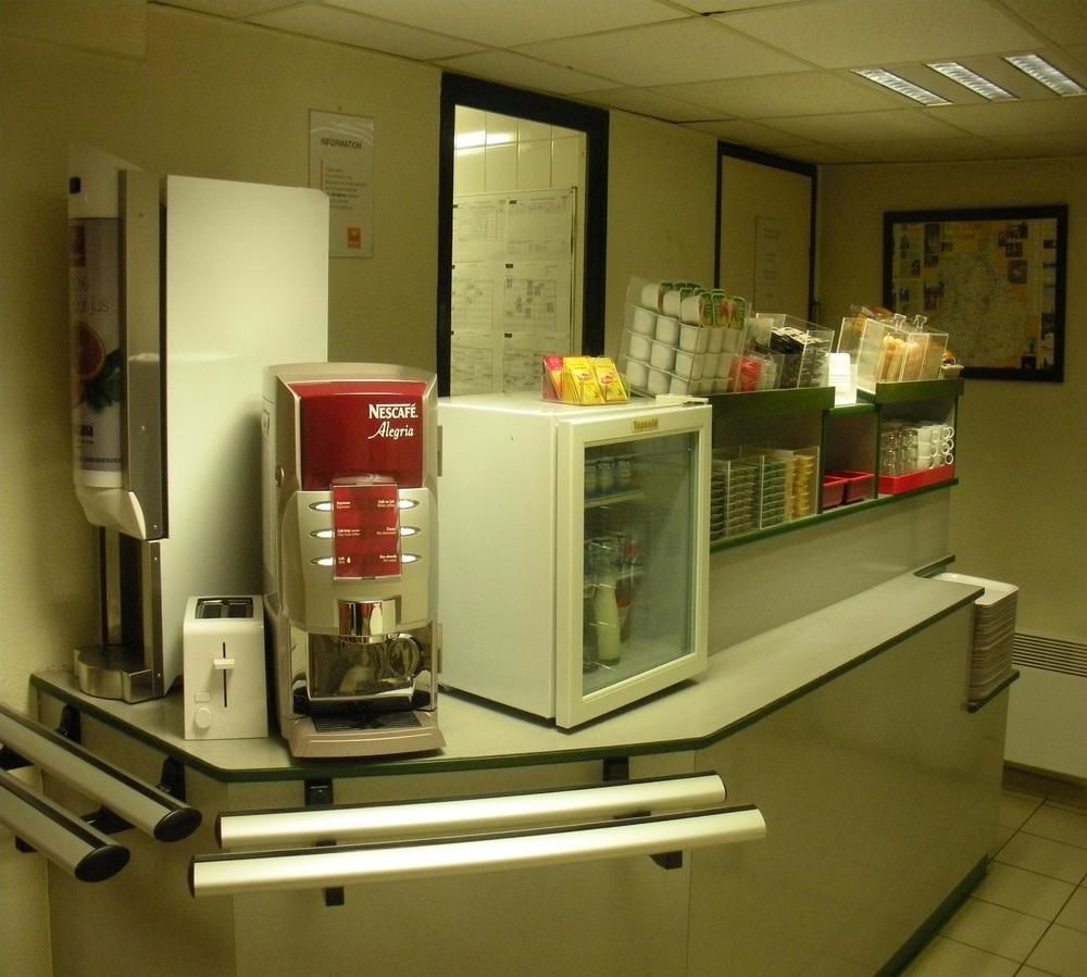 Premiere Classe Эврё Экстерьер фото A coffee machine in a hospital