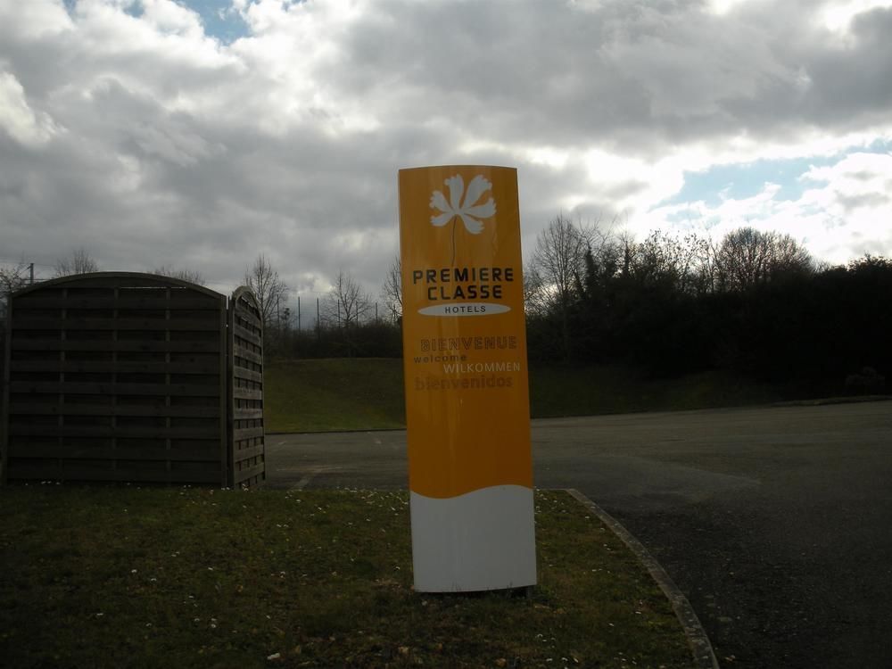 Premiere Classe Эврё Экстерьер фото Entrance to the school