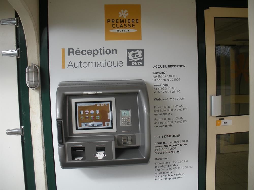 Premiere Classe Эврё Экстерьер фото An automated hotel check-in machine