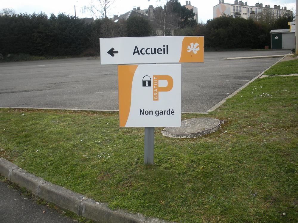 Premiere Classe Эврё Экстерьер фото A sign in French
