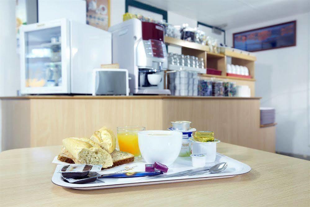Premiere Classe Эврё Экстерьер фото A typical breakfast at a German hotel