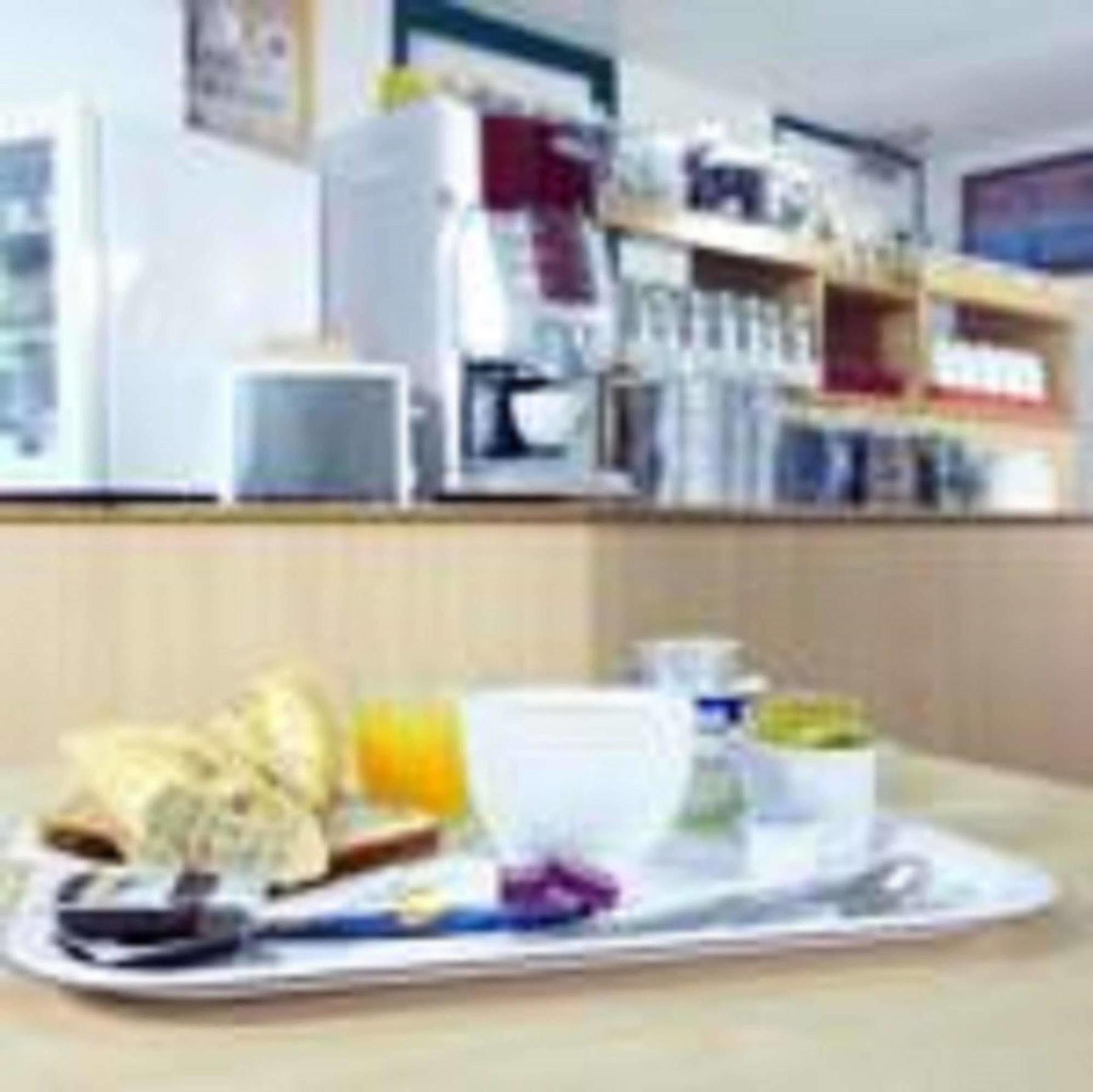 Premiere Classe Эврё Экстерьер фото A typical meal at a hospital