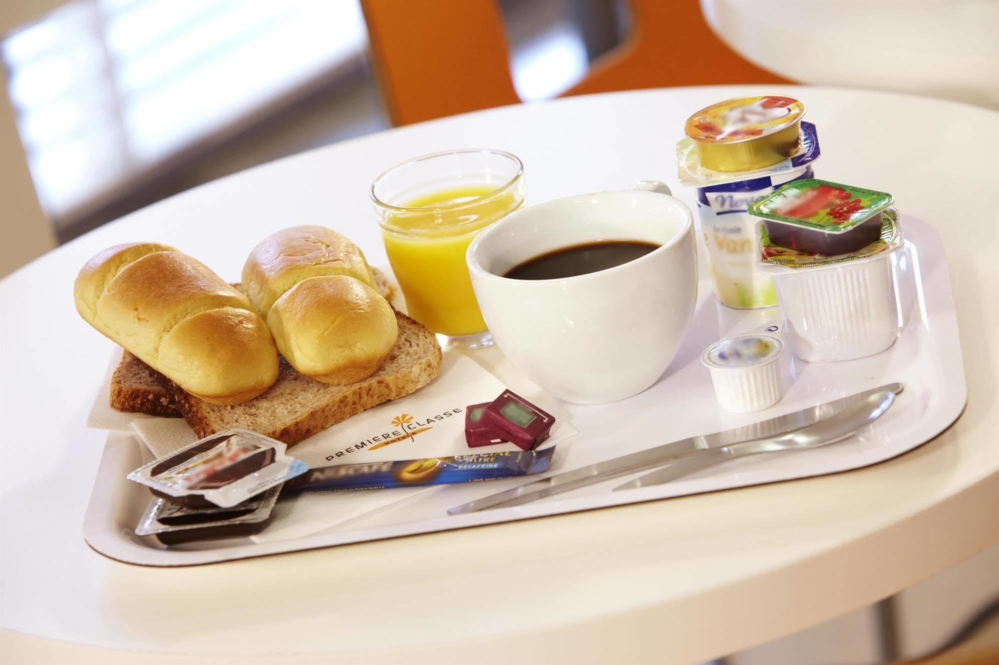 Premiere Classe Эврё Экстерьер фото A typical breakfast