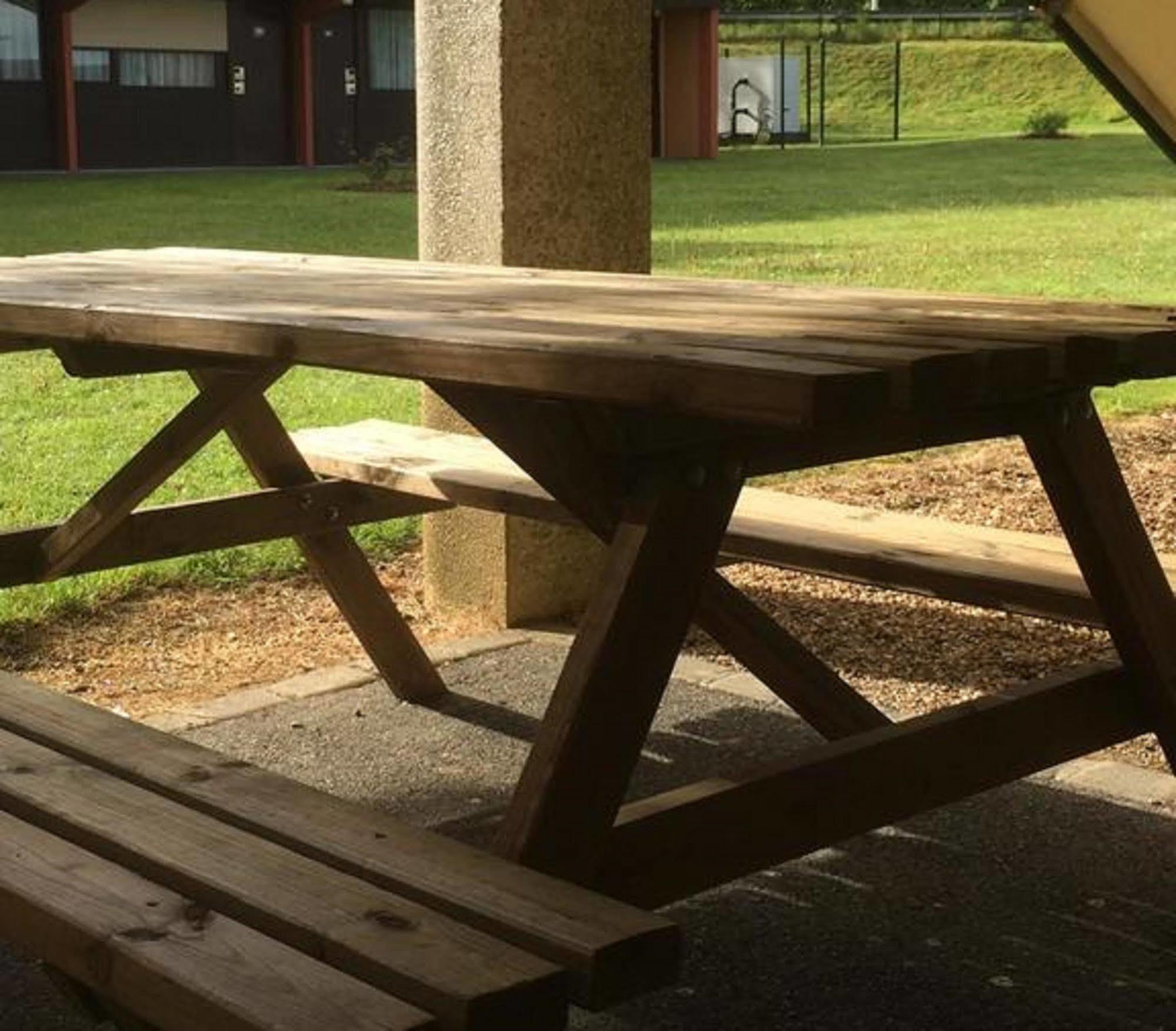 Premiere Classe Эврё Экстерьер фото A picnic table