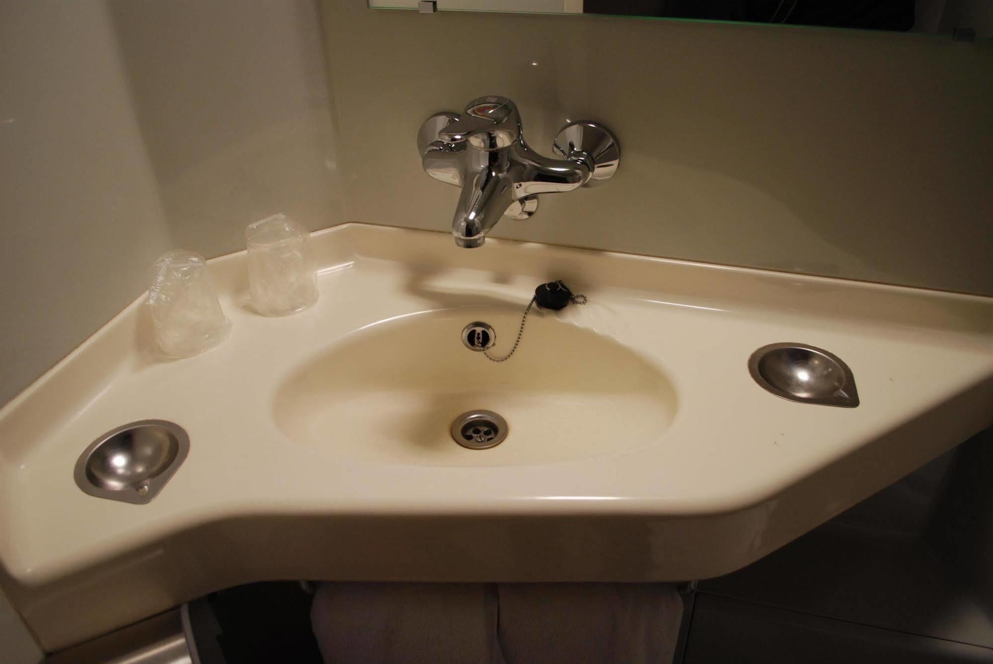 Premiere Classe Эврё Экстерьер фото A typical lavatory