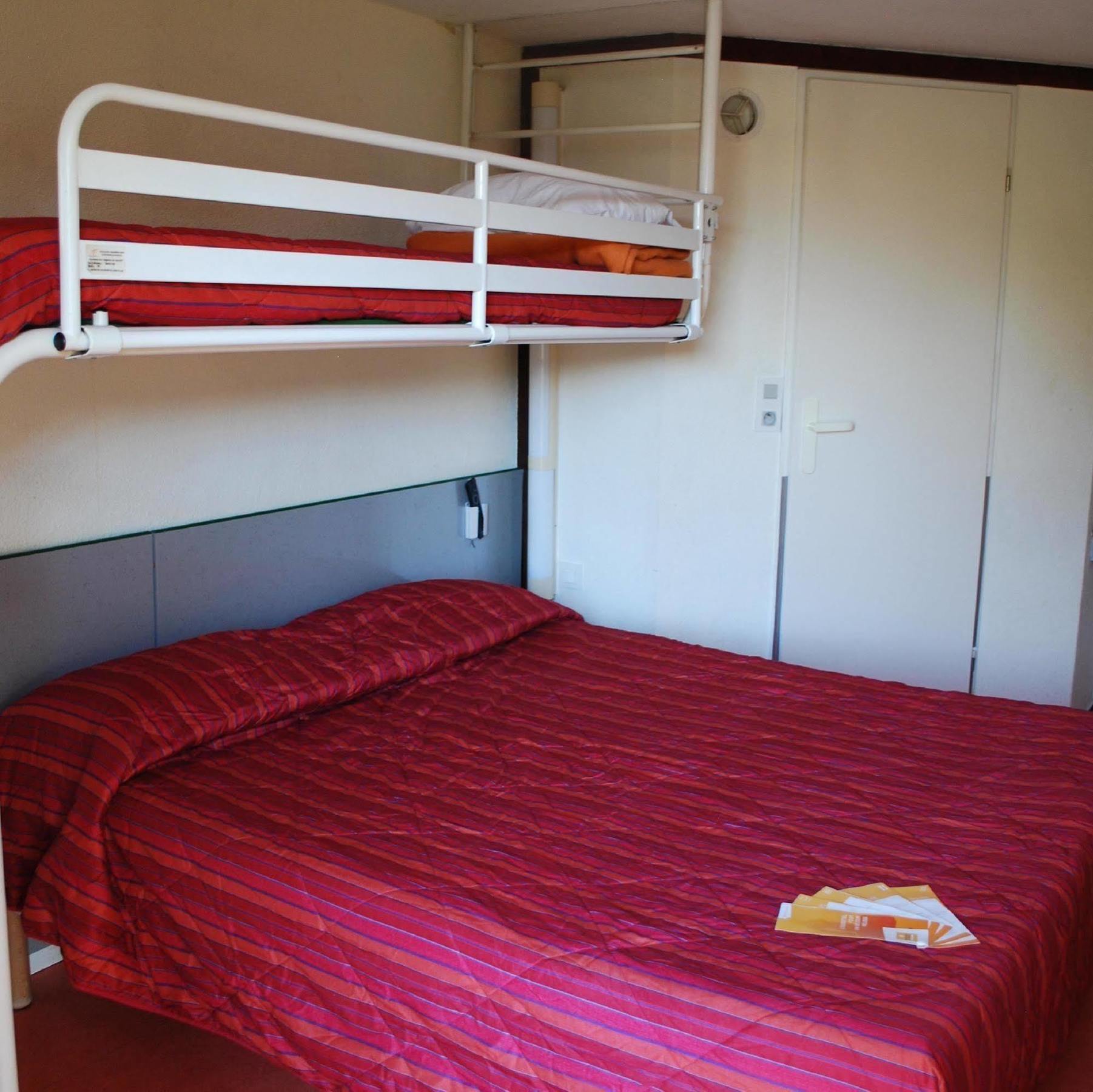 Premiere Classe Эврё Экстерьер фото A bunk bed in a hotel room