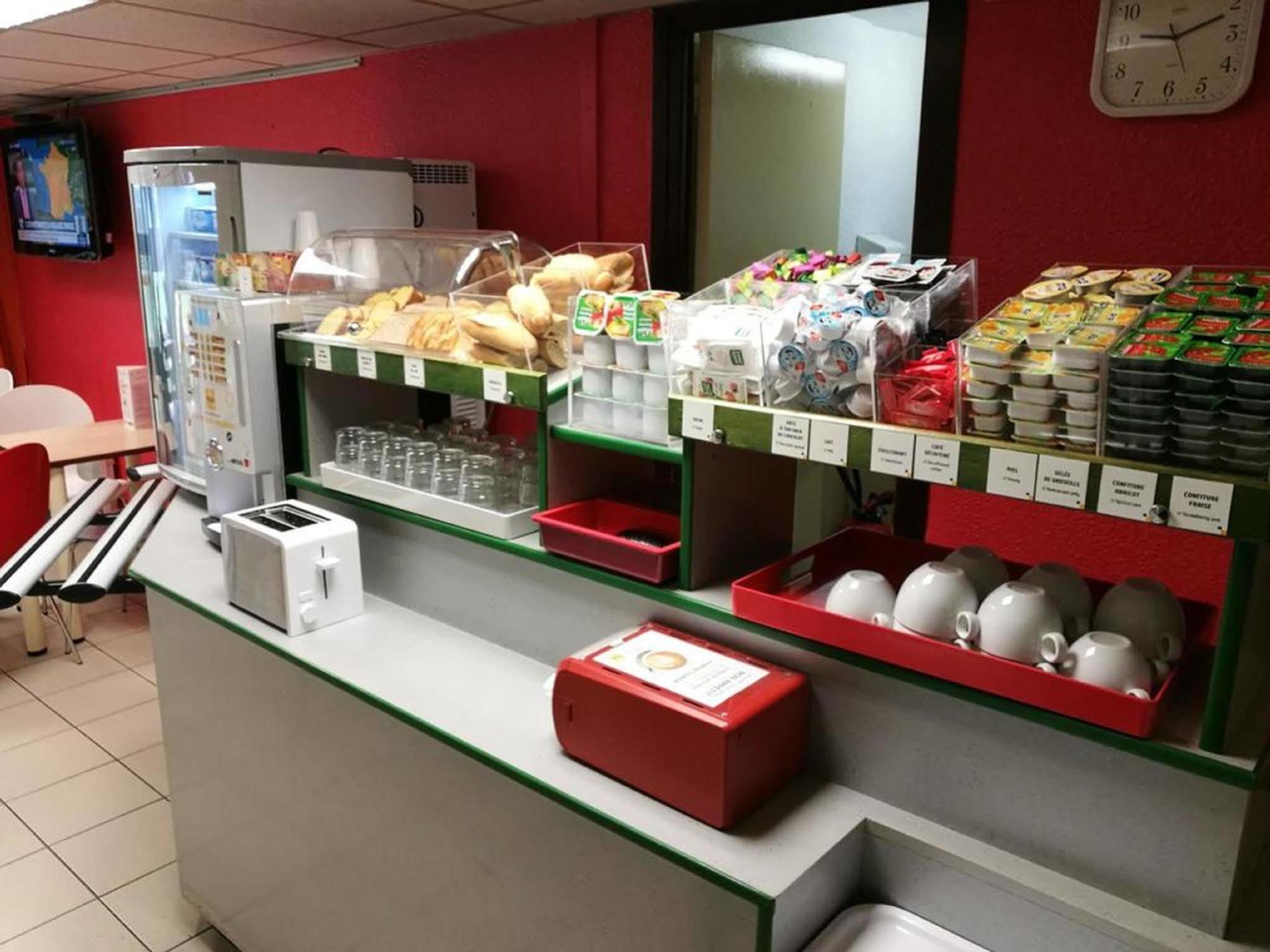 Premiere Classe Эврё Экстерьер фото The interior of a typical sandwich shop