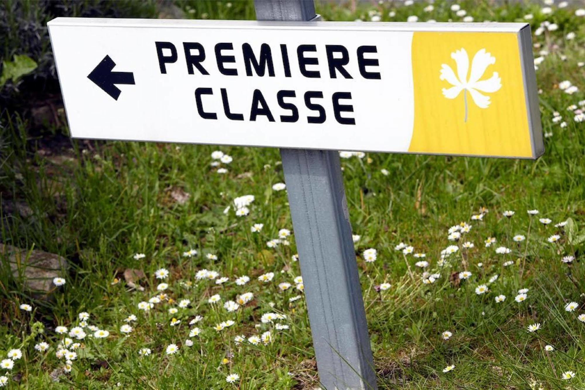 Premiere Classe Эврё Экстерьер фото A sign for the route