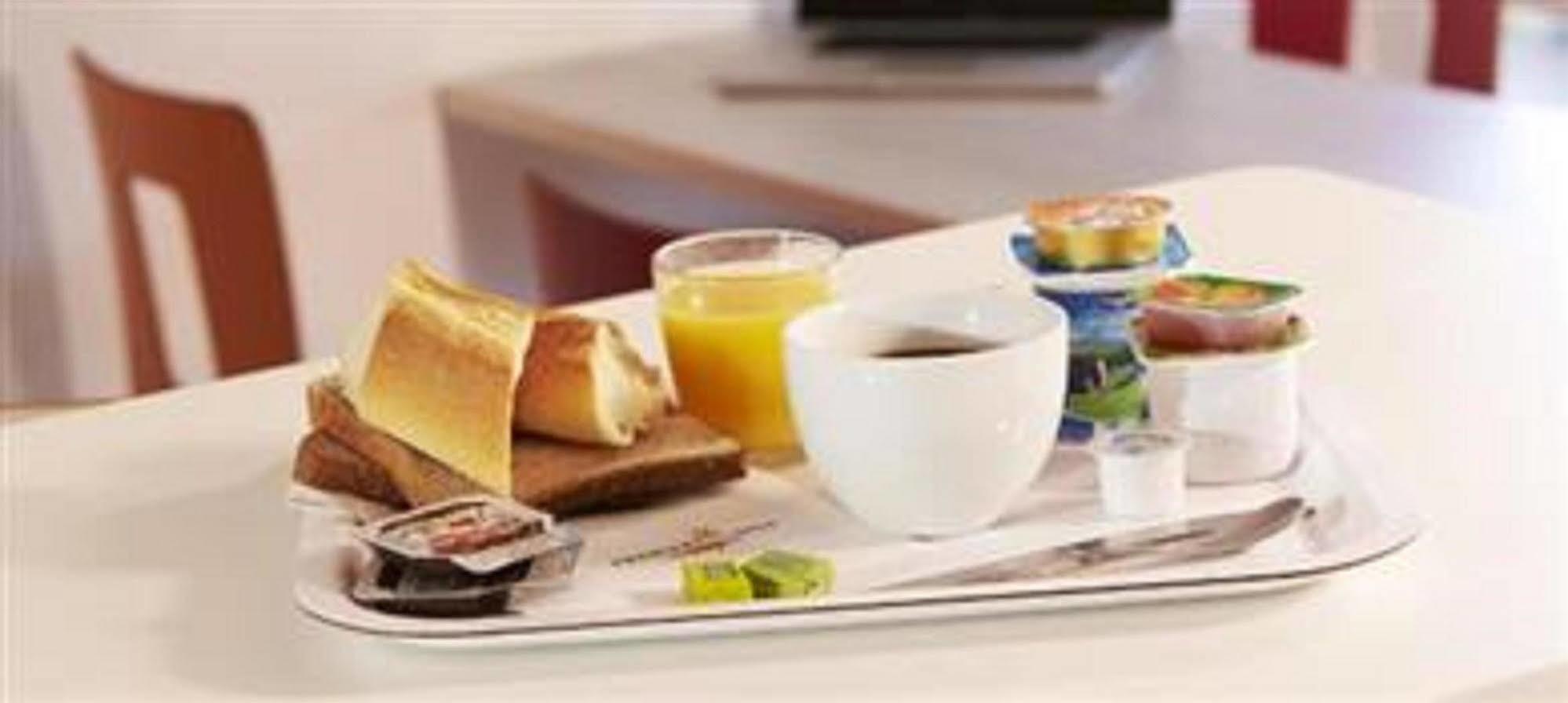 Premiere Classe Эврё Экстерьер фото A typical breakfast